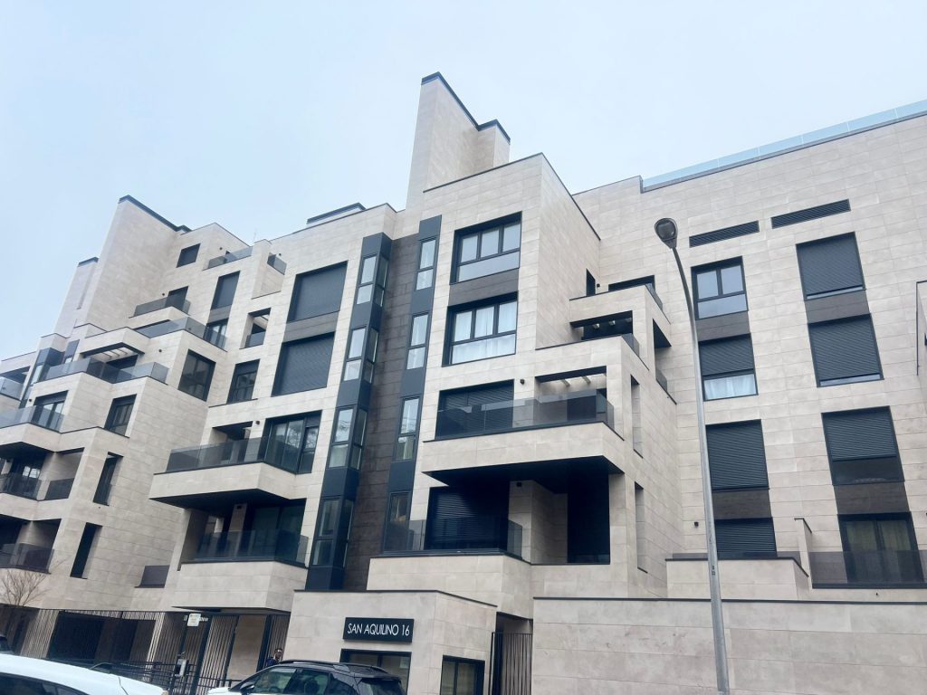 Fachada ventilada en piedra natural para edificio residencial en Madrid