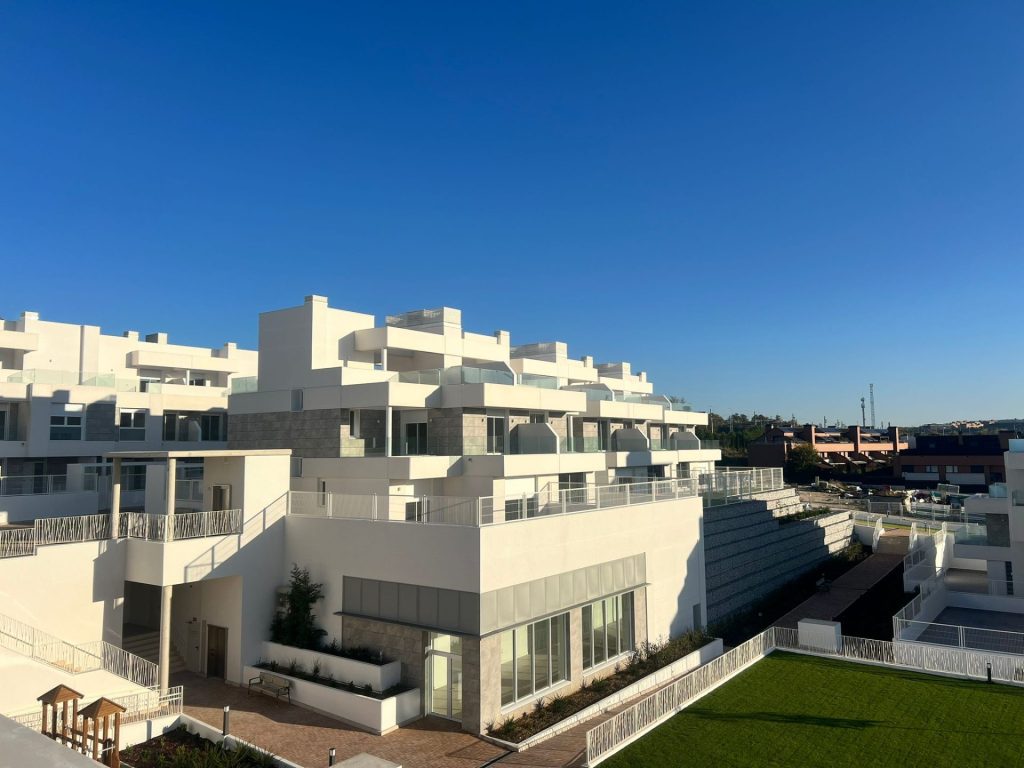Fachada ventilada en urbanización residencial de Madrid